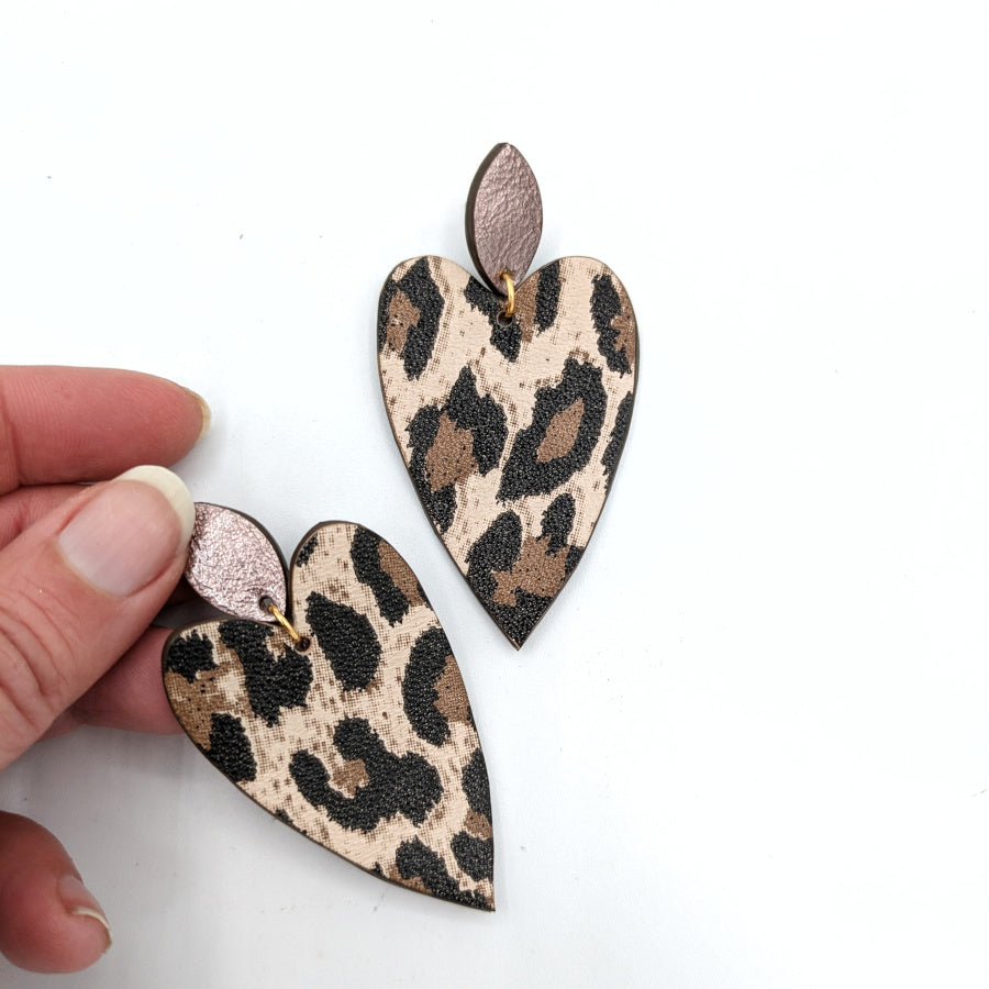 Les boucles d'oreilles en forme des grands cœurs