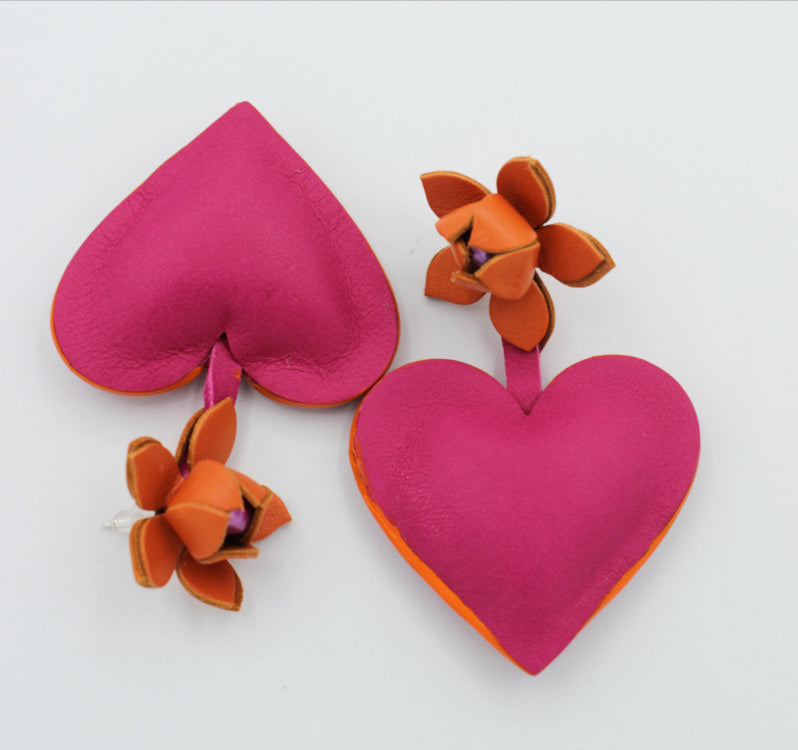 Boucles d'oreilles avec grand cœur en cuir