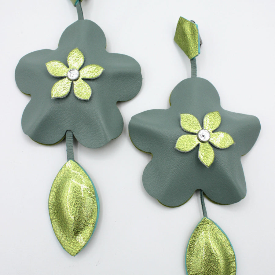 Boucles d’oreilles XL – Fleurs en cuir faites main