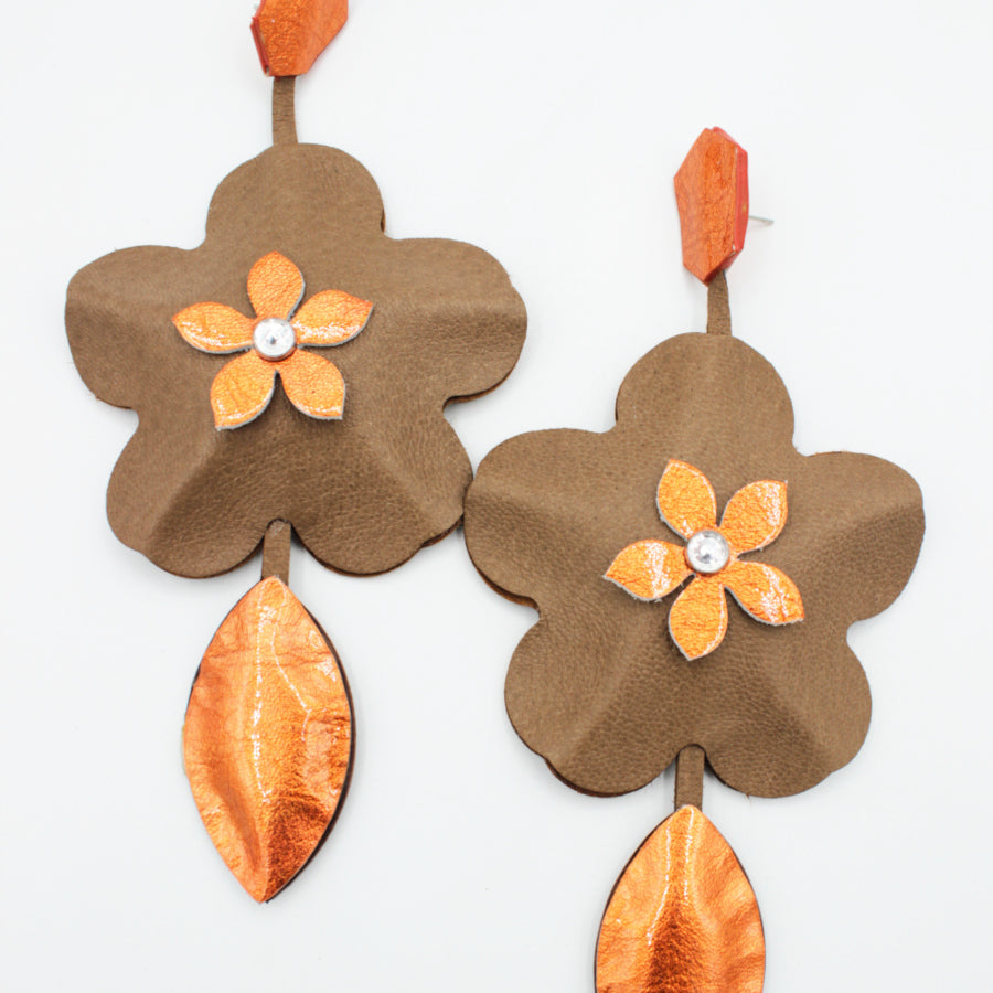 Boucles d’oreilles XL – Fleurs en cuir faites main