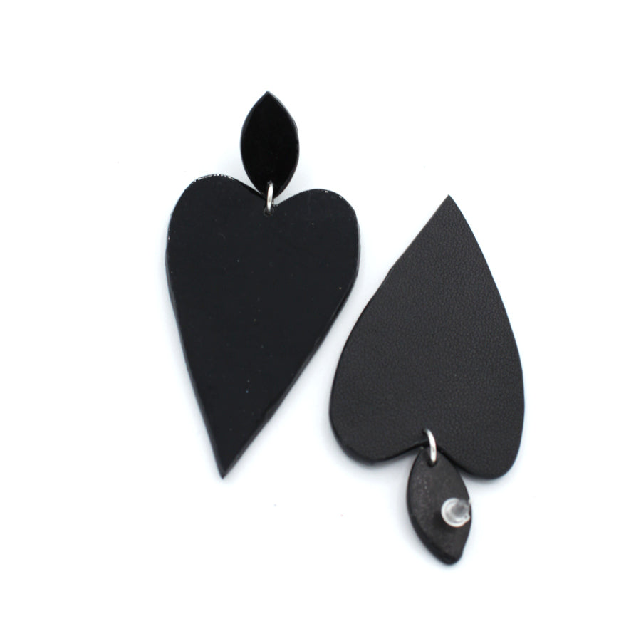 Les boucles d'oreilles en forme des grands cœurs