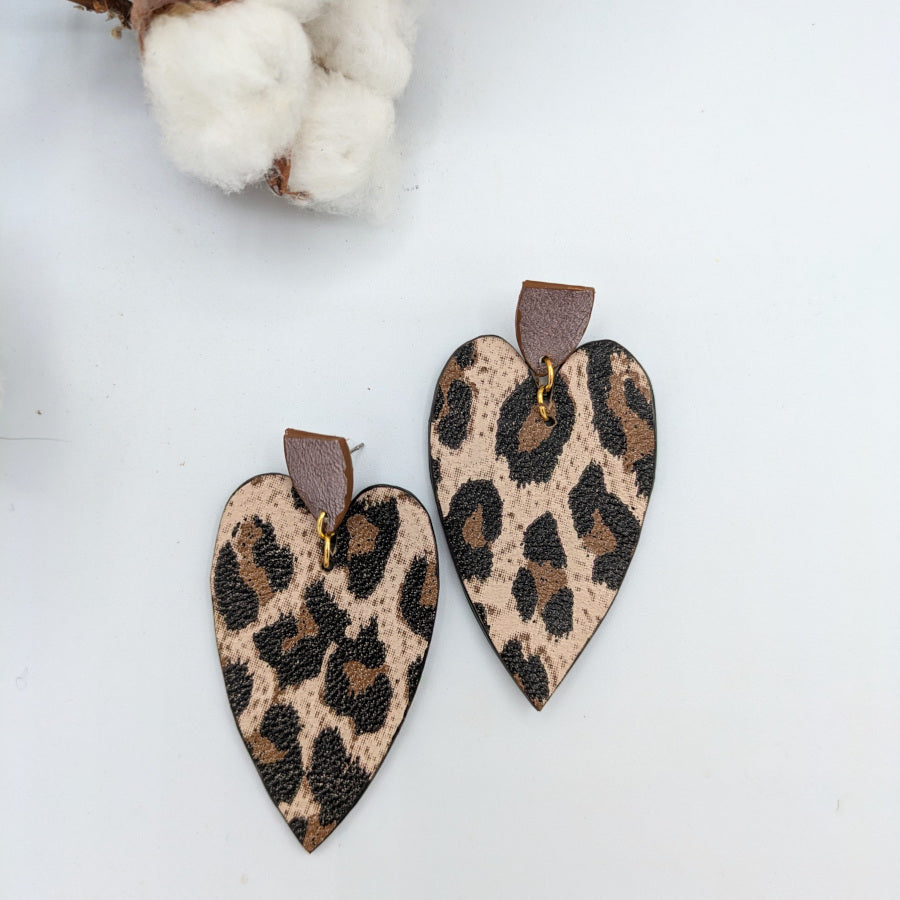 Les boucles d'oreilles en forme des grands cœurs