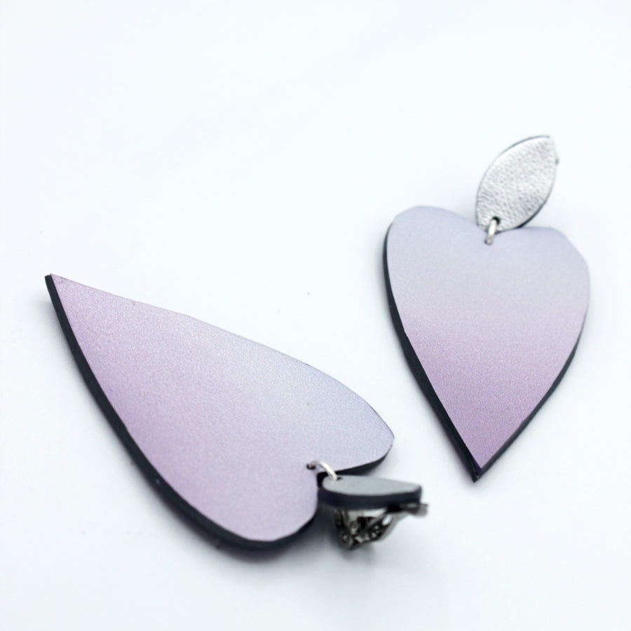 Les boucles d'oreilles en forme des grands cœurs
