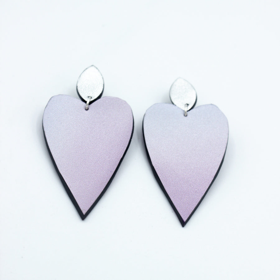Les boucles d'oreilles en forme des grands cœurs