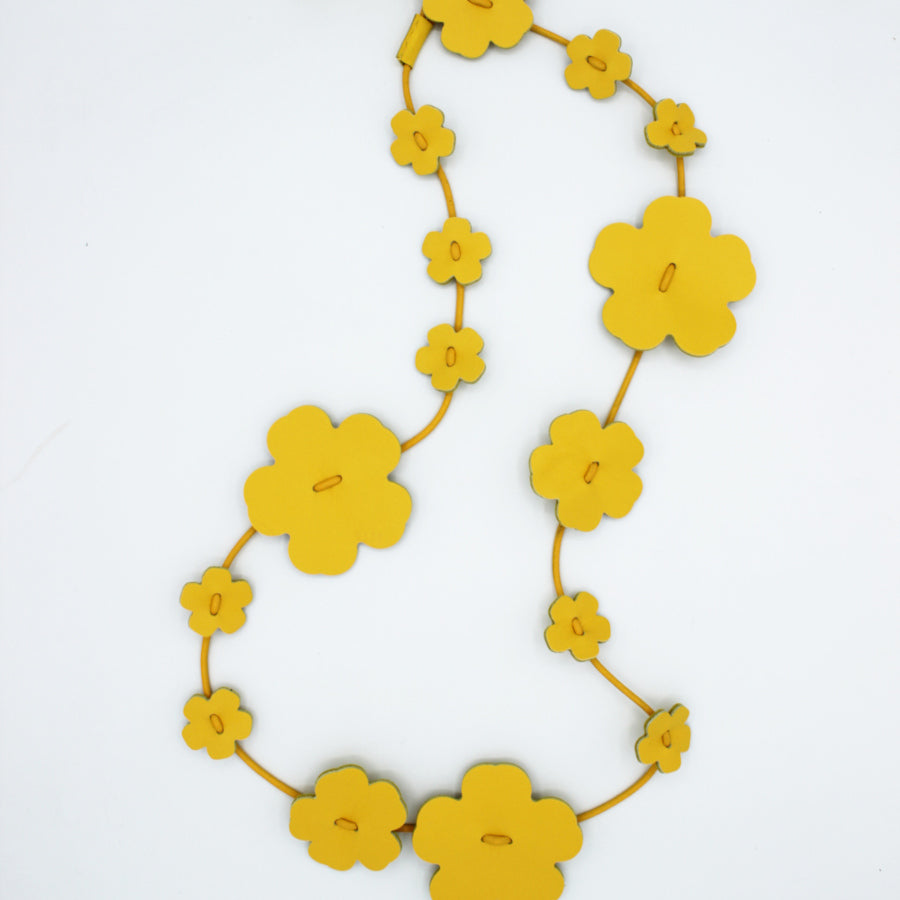 Long collier avec fleurs – Élégance naturelle et féminine