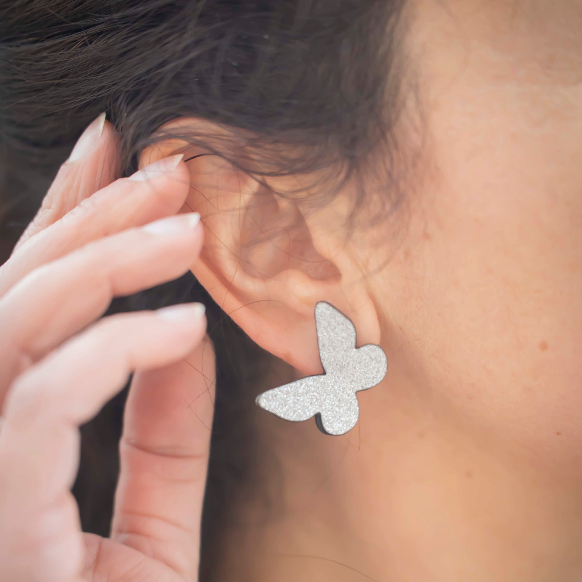 Boucles d’oreilles mini-papillons en cuir brillant