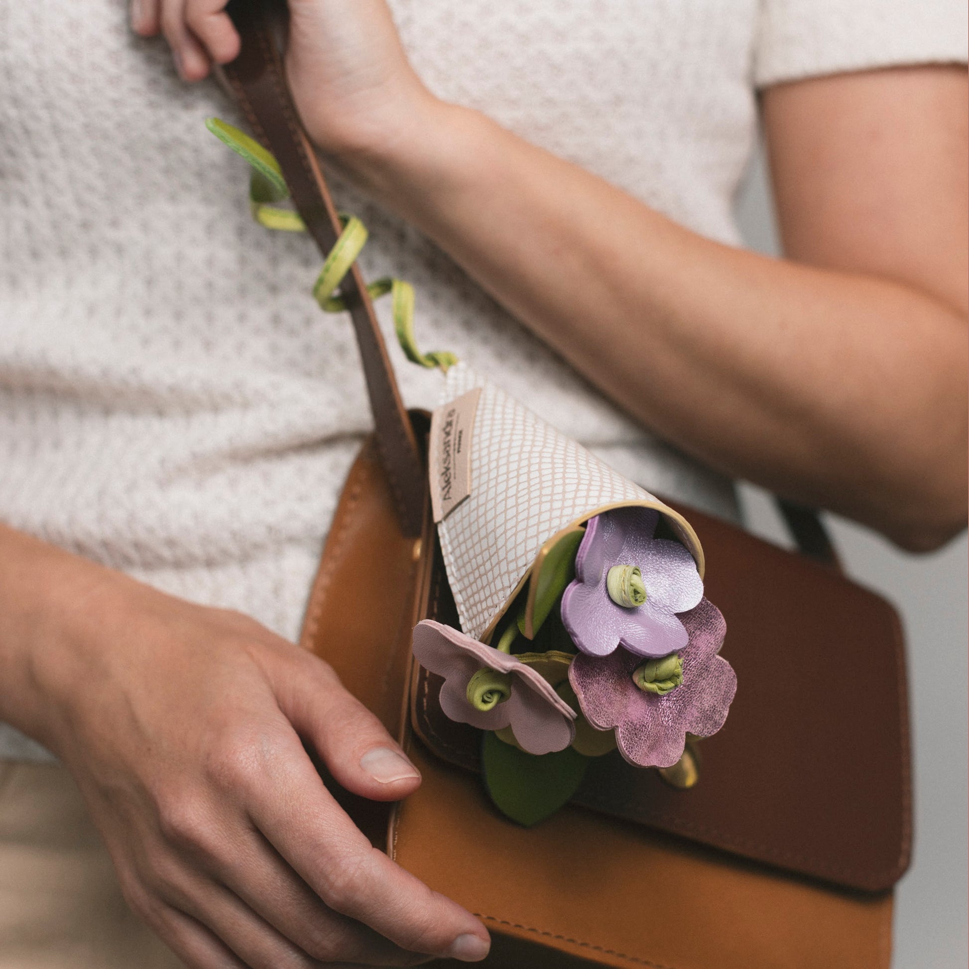 Œuvre Artisanale : Fleurs de Cuir en Bouquet Multicolore