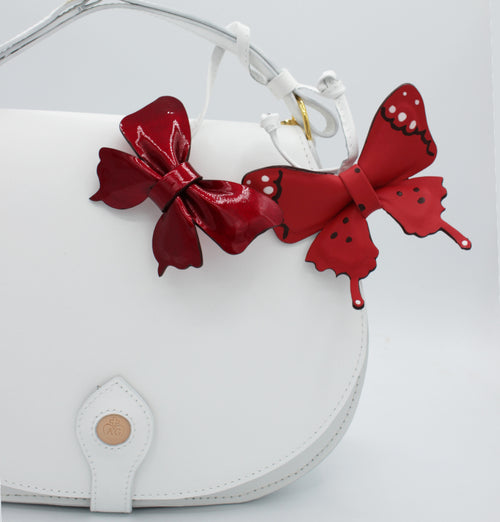 Bijou de sac – Cuir rouge papillons