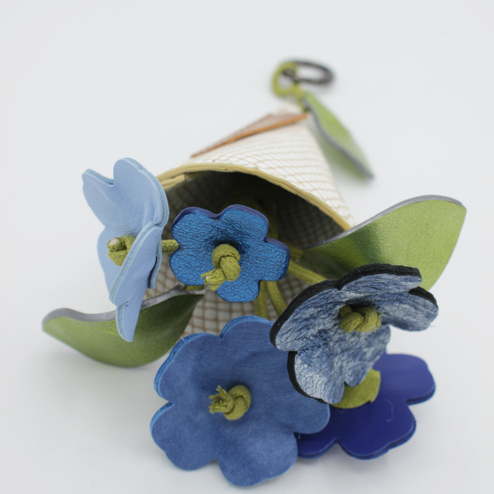 Œuvre Artisanale : Fleurs de Cuir en Bouquet Multicolore