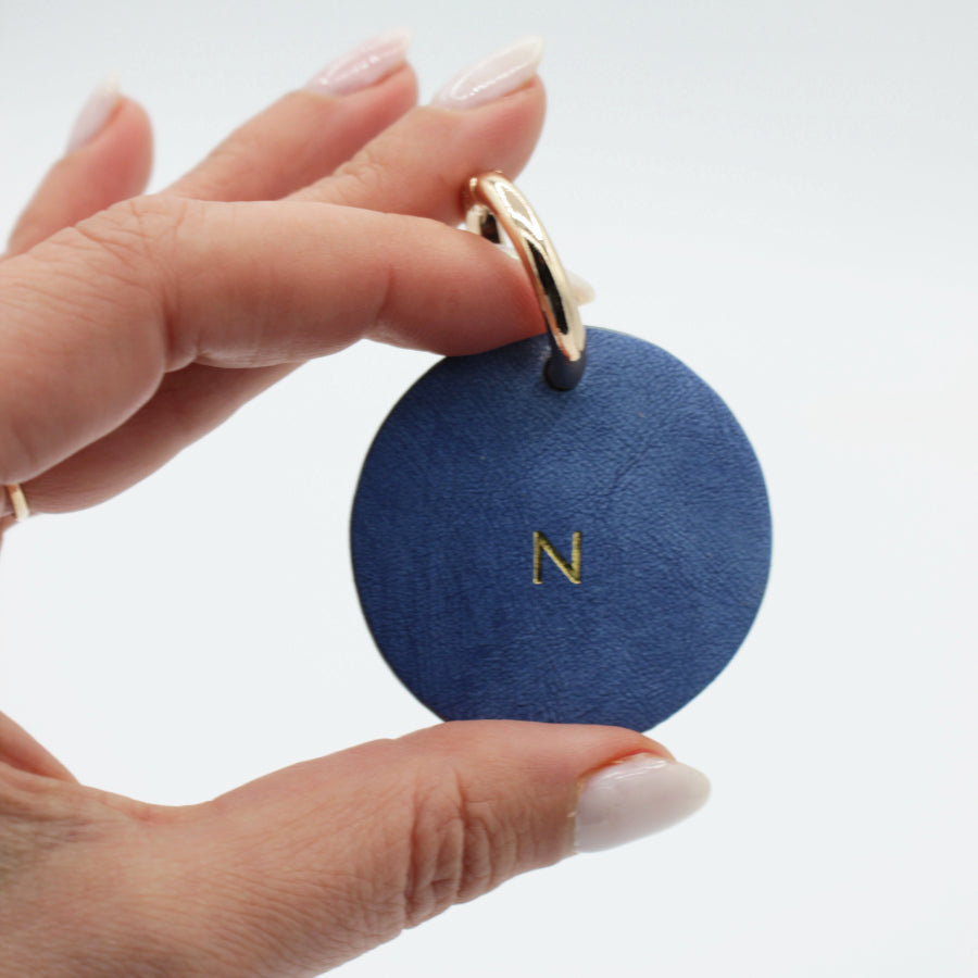 Porte-clés rond en cuir personnalisé – Lettre gravée