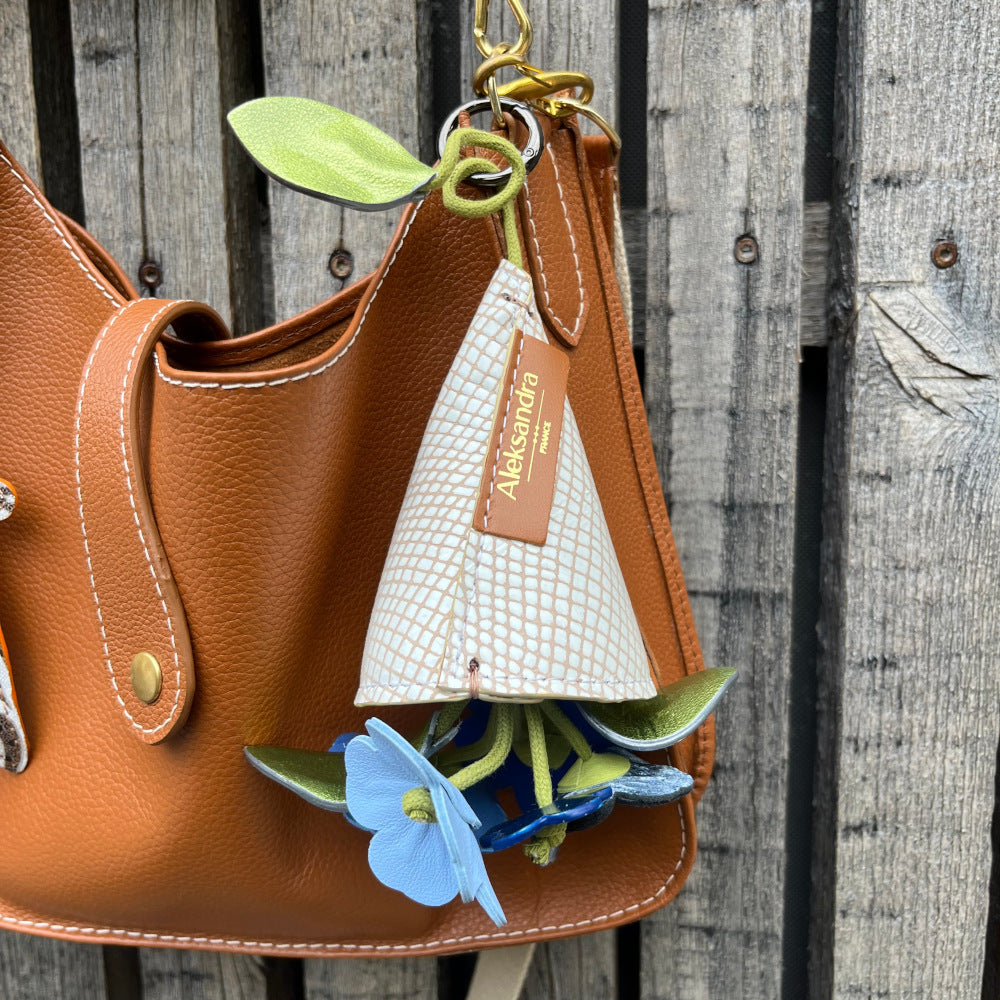 Œuvre Artisanale : Fleurs de Cuir en Bouquet Multicolore