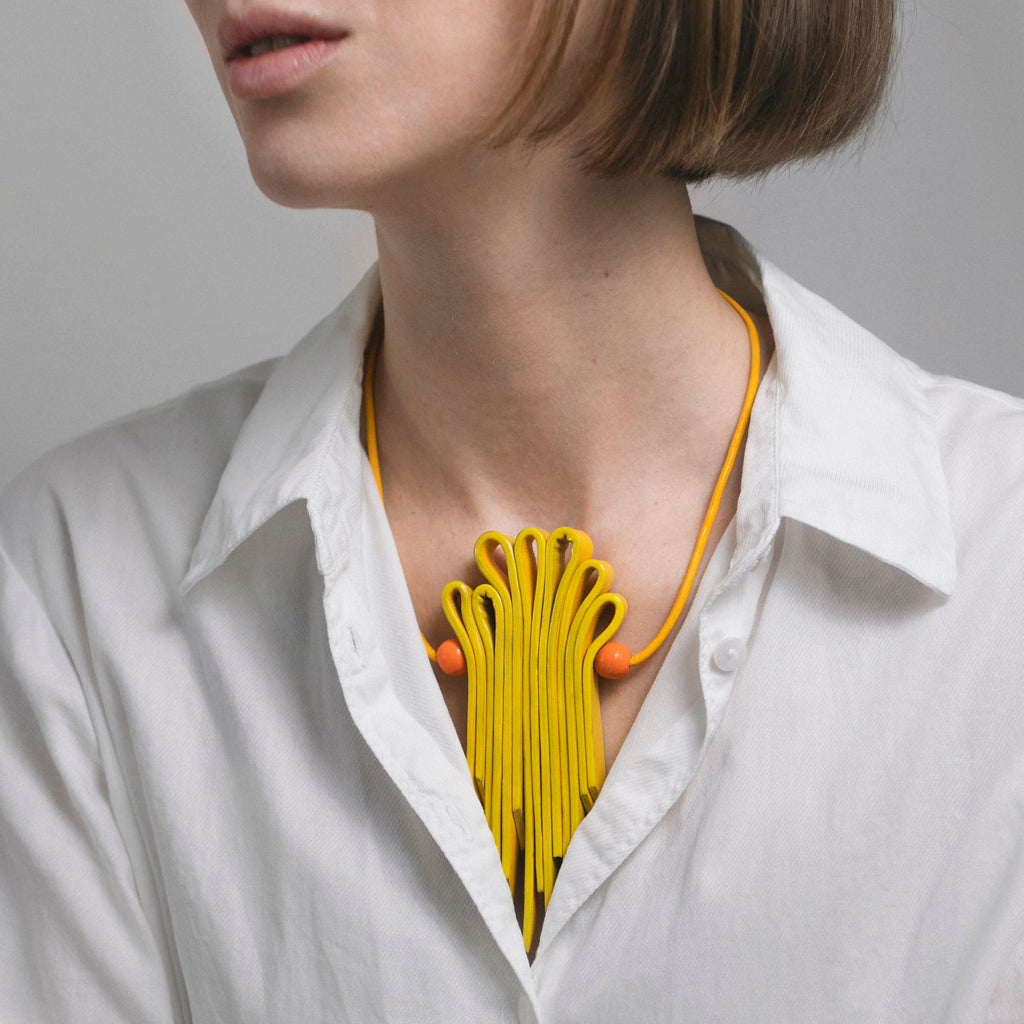 Collier en cuir jaune – Détails orange