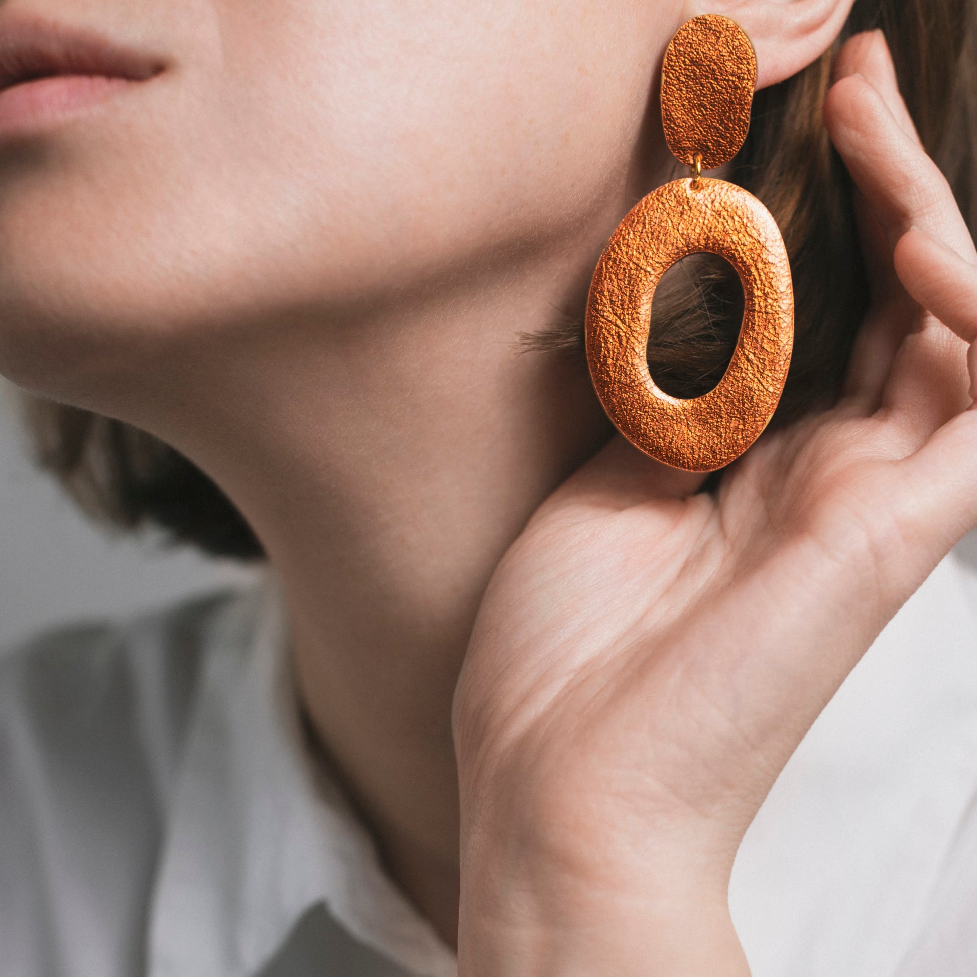 Boucles d’oreilles pendantes en cuir orangé et clous en acier inoxydable