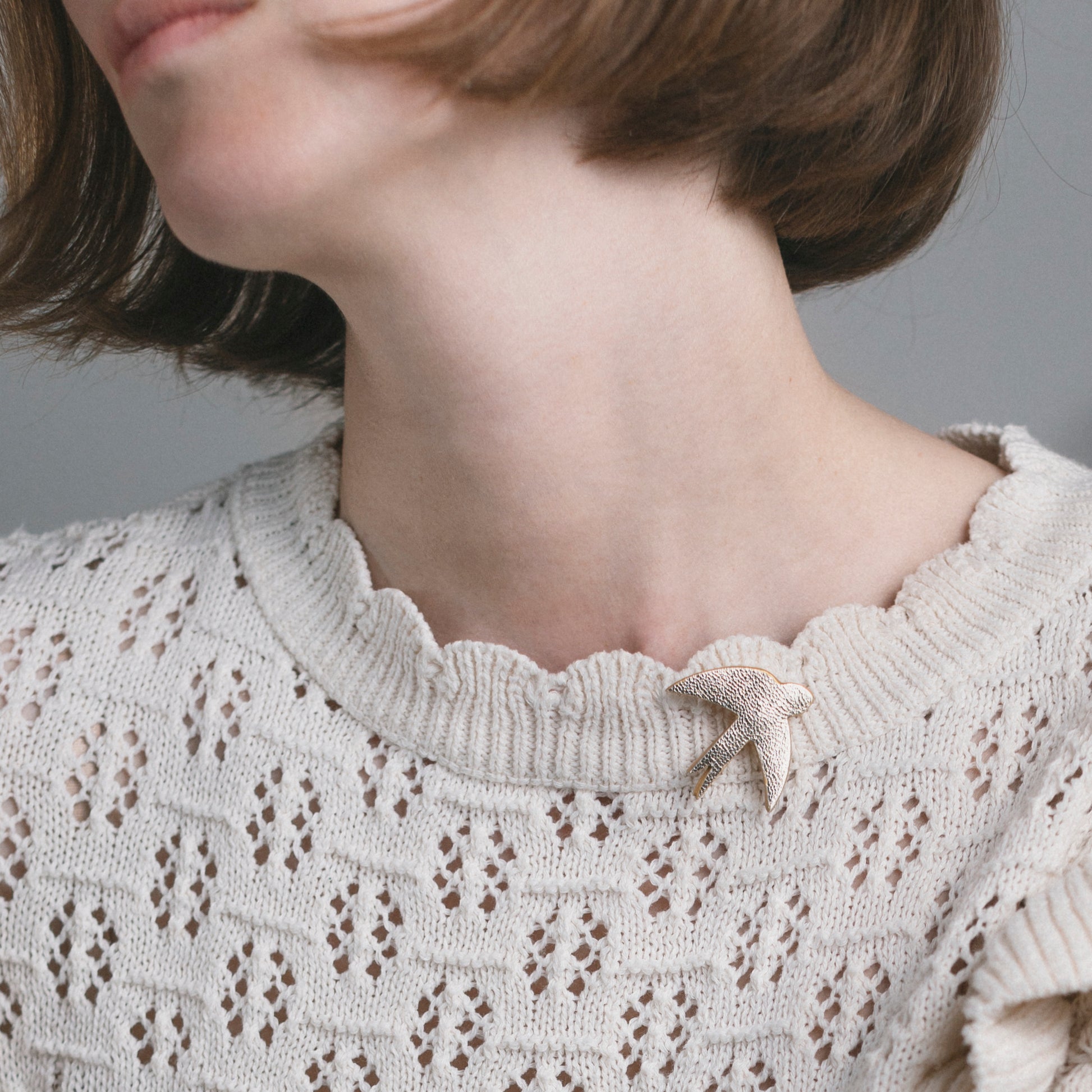 Broche en cuir en forme de petite hirondelle