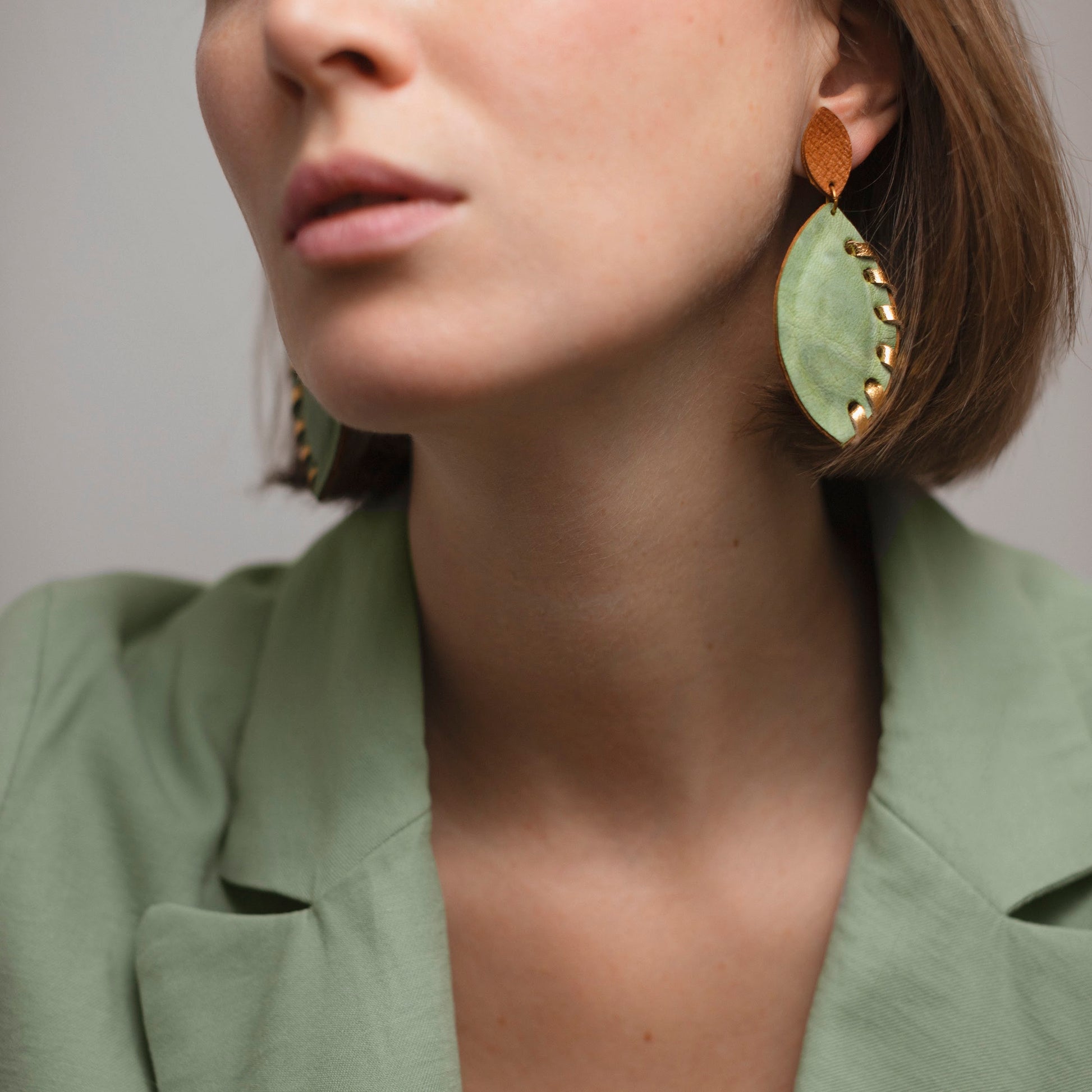 Pétales brillants – Boucles d’oreilles en cuir souple