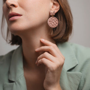 Rose poudré délicat, boucles d’oreilles rondes en cuir avec mini papillon