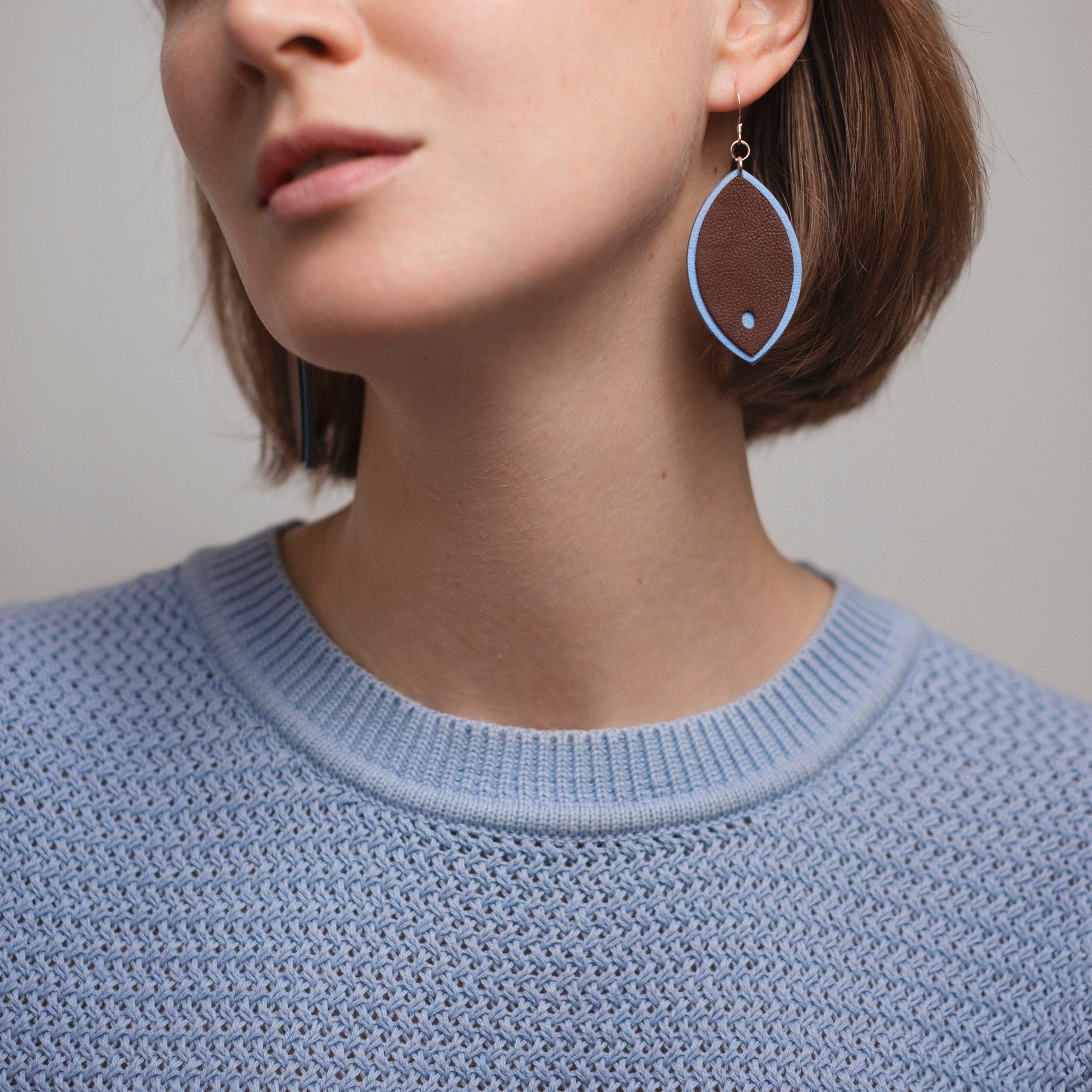 Boucles d’oreilles en cuir bicolore – Design feuille moderne