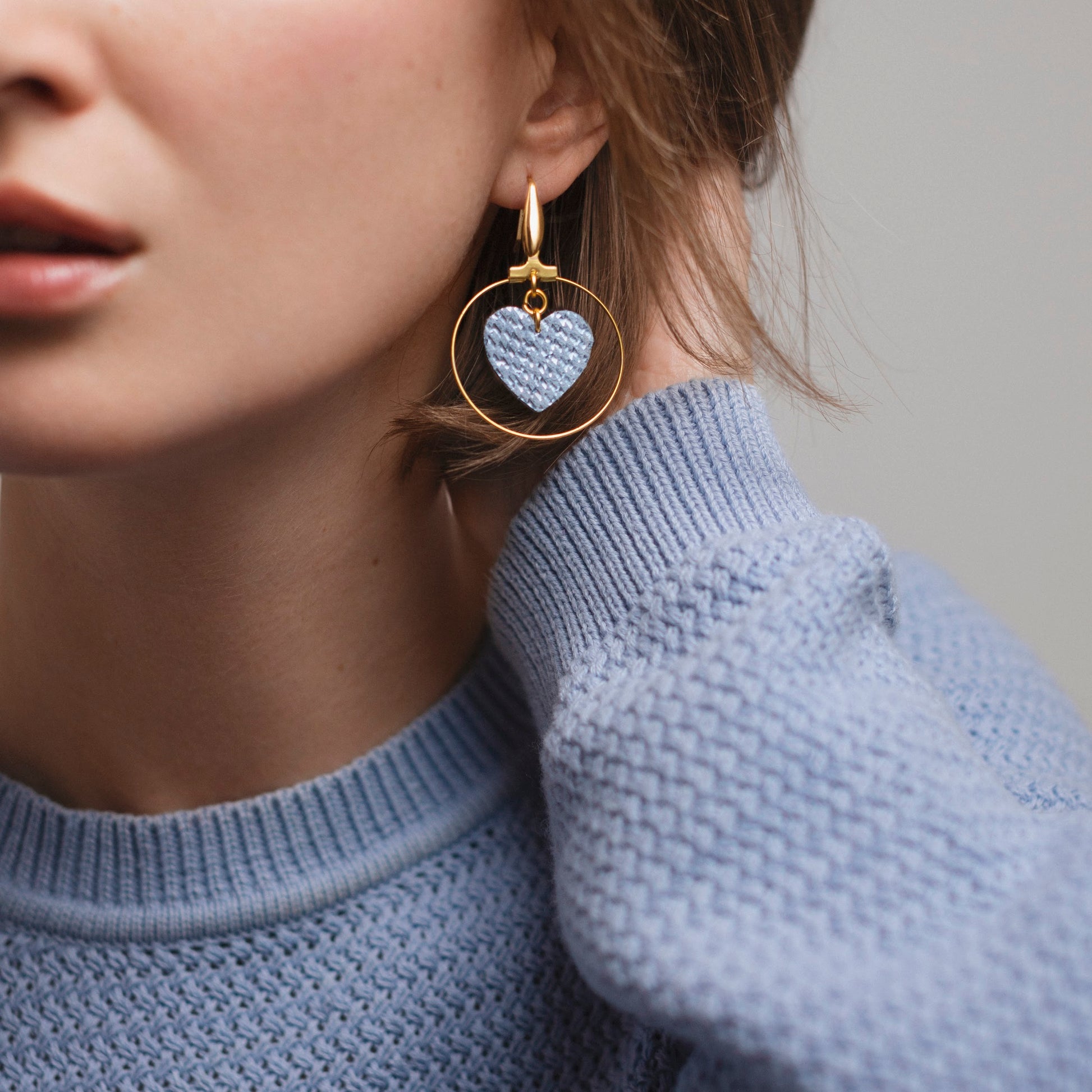 Boucles d’oreilles rondes en acier inoxydable avec cœur bleu clair en cuir texturé