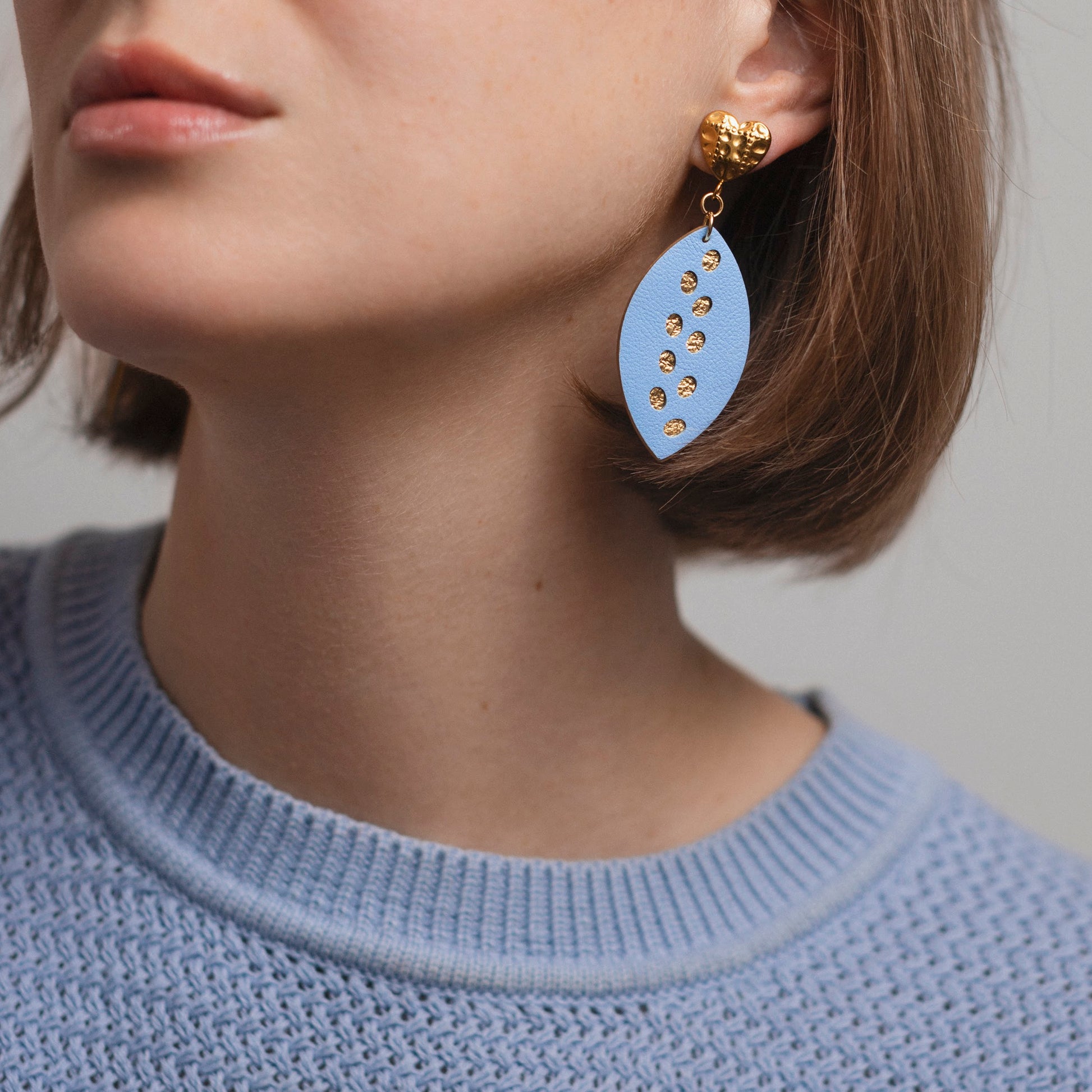 Boucles d’oreilles en cuir bicolore et en cœur doré en acier inoxidable