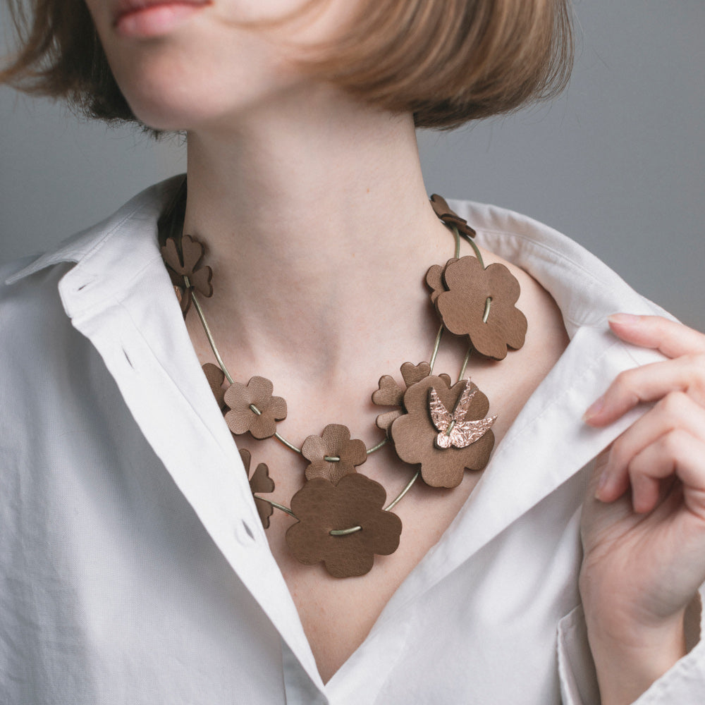 Collier double avec les fleures en cuir