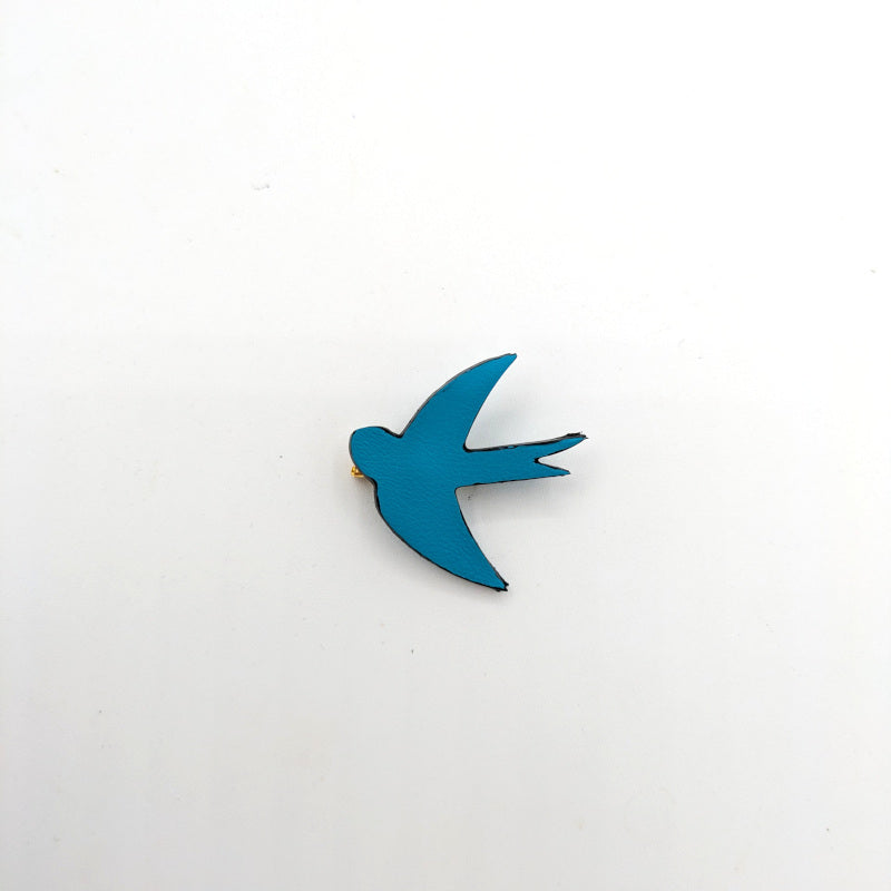 Broche en cuir en forme de petite hirondelle