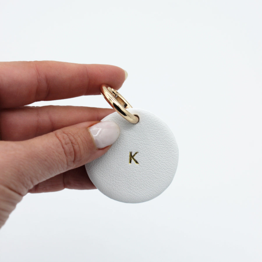 Porte-clés rond en cuir personnalisé – Lettre gravée