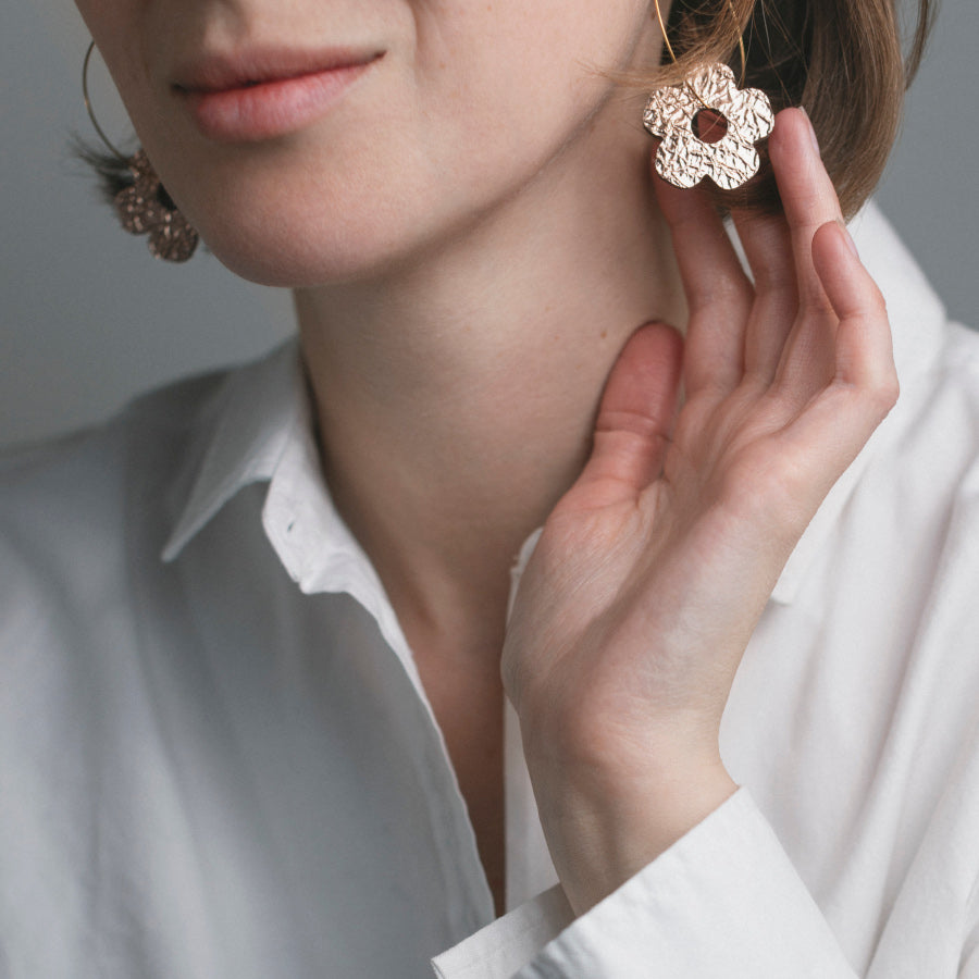 Boucles d’oreilles créoles florales – Cuir fait main