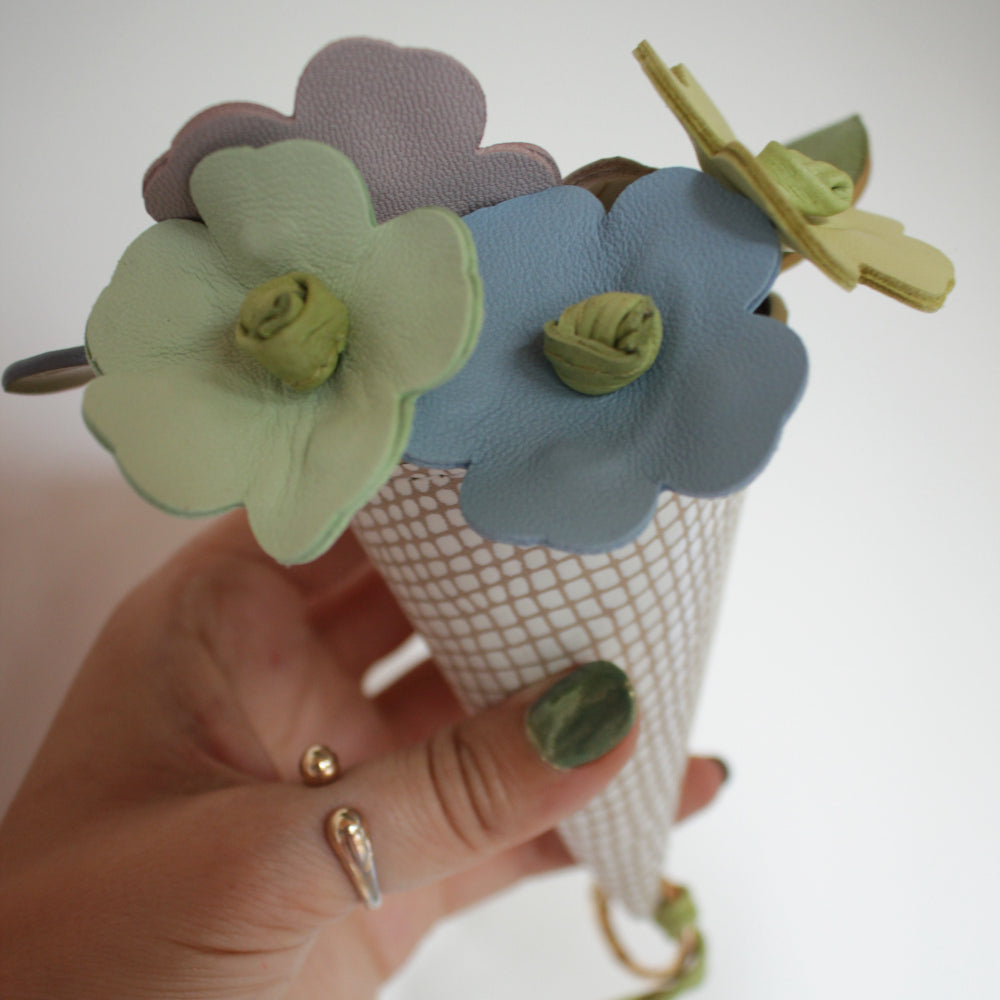 Œuvre Artisanale : Fleurs de Cuir en Bouquet Multicolore