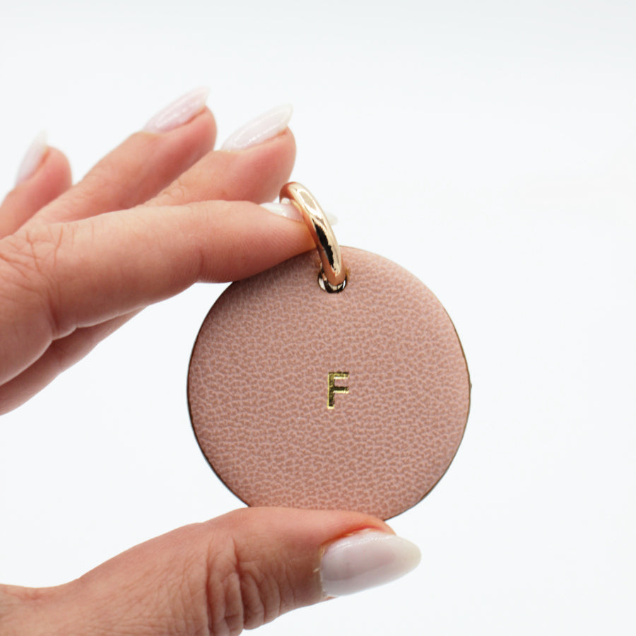 Porte-clés rond en cuir personnalisé – Lettre gravée