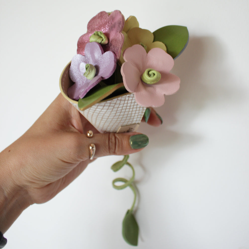 Œuvre Artisanale : Fleurs de Cuir en Bouquet Multicolore