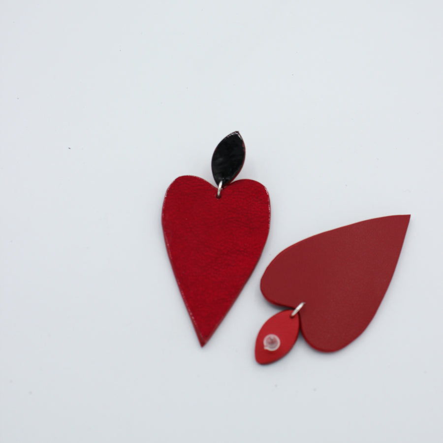 Les boucles d'oreilles en forme des grands cœurs