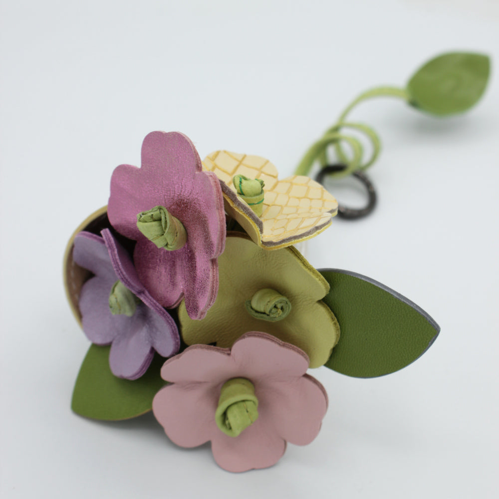 Œuvre Artisanale : Fleurs de Cuir en Bouquet Multicolore