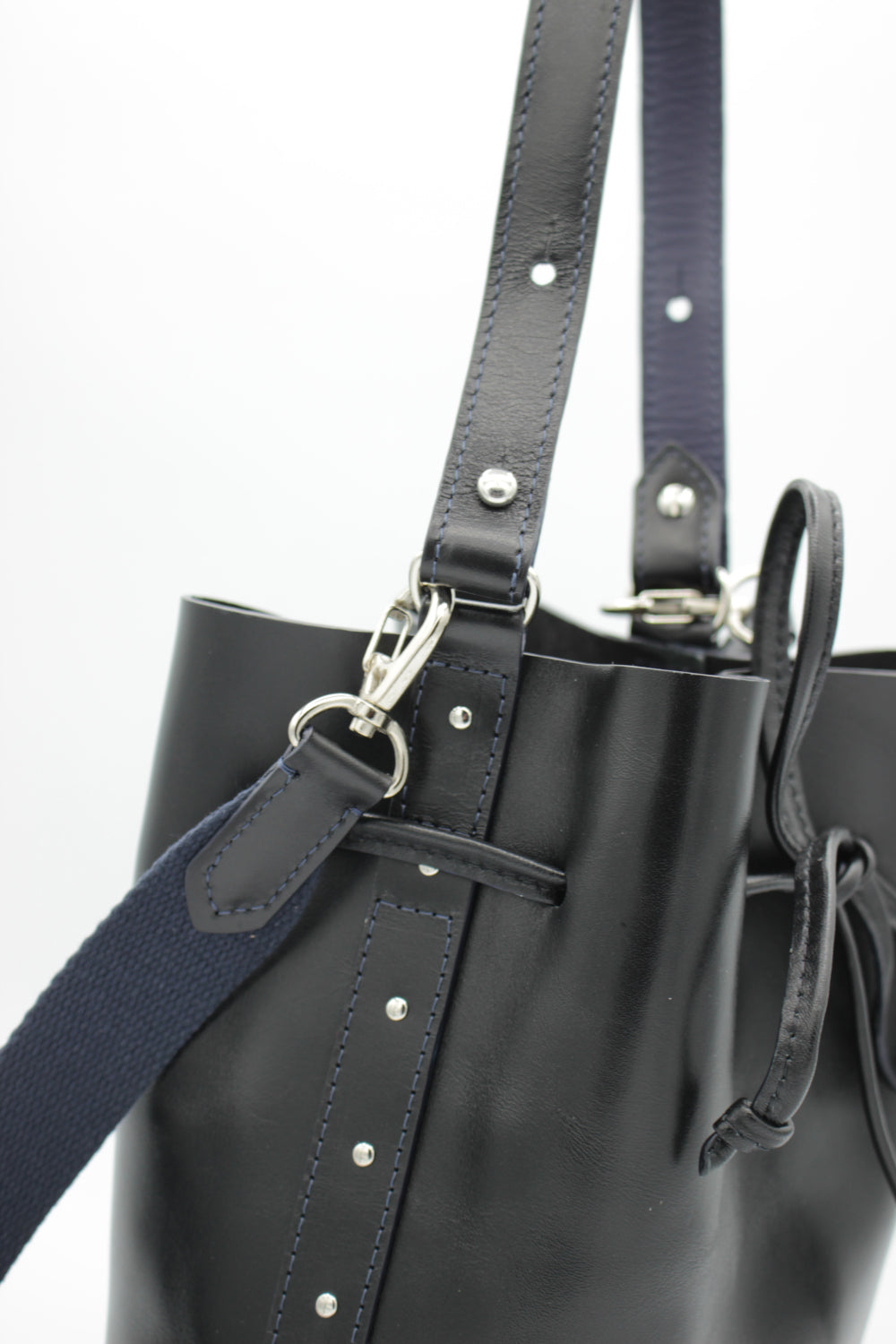 Sac seau en cuir noir rigide - L’élégance du quotidien