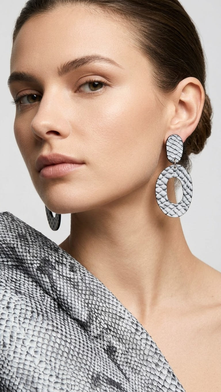Boucles d’oreilles pendantes en cuir orangé et clous en acier inoxydable
