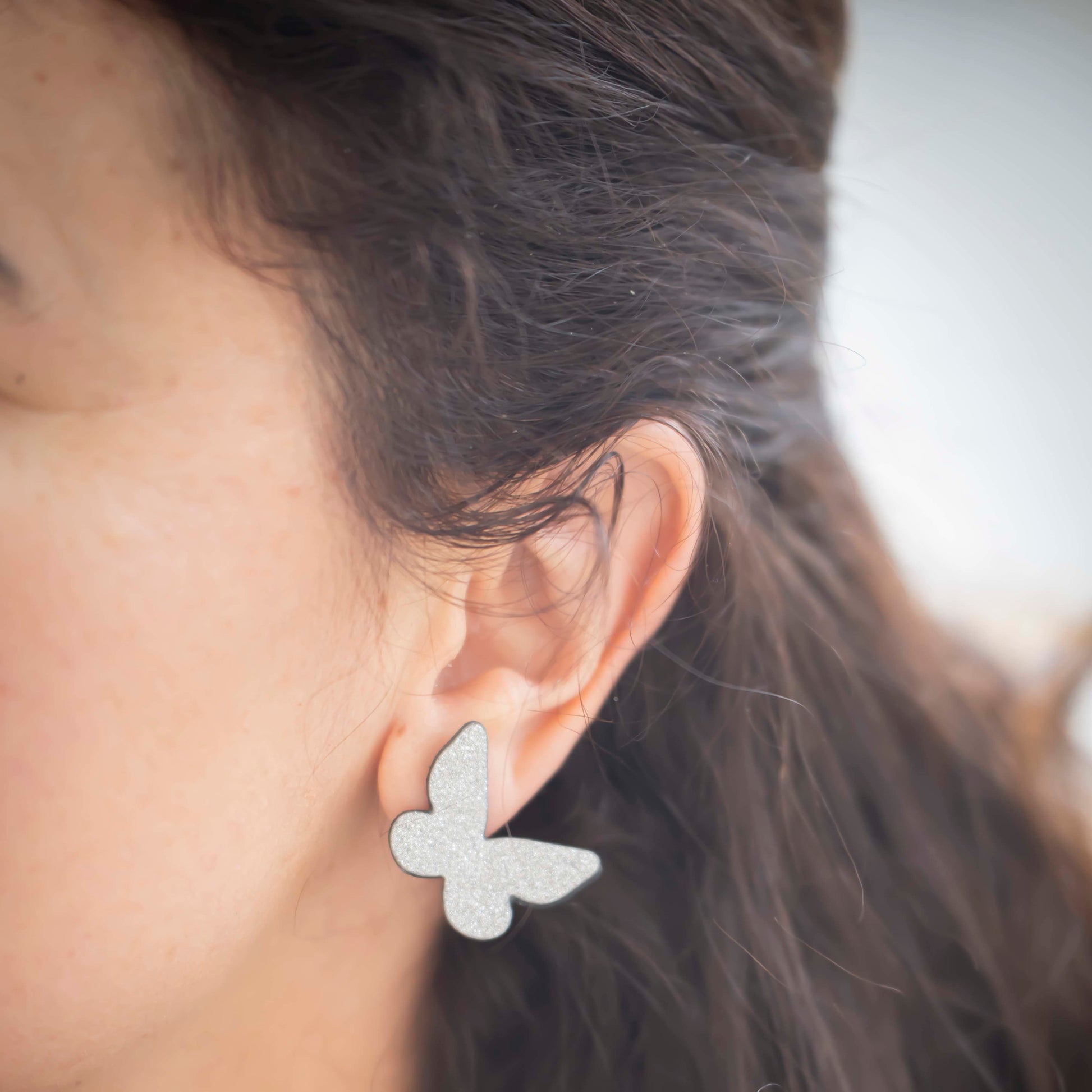 Boucles d’oreilles mini-papillons en cuir brillant