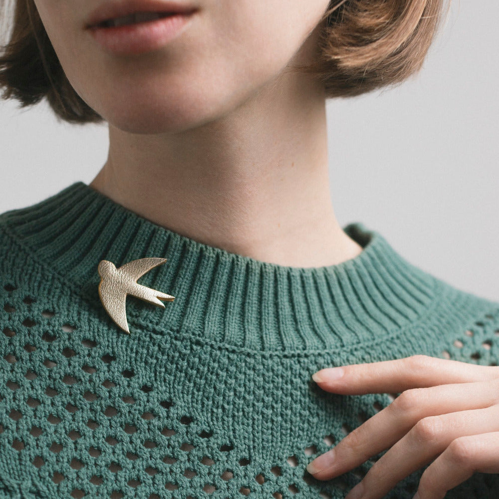 Broche en cuir en forme de petite hirondelle
