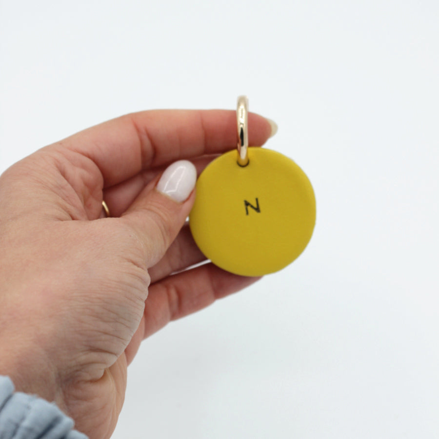Porte-clés rond en cuir personnalisé – Lettre gravée